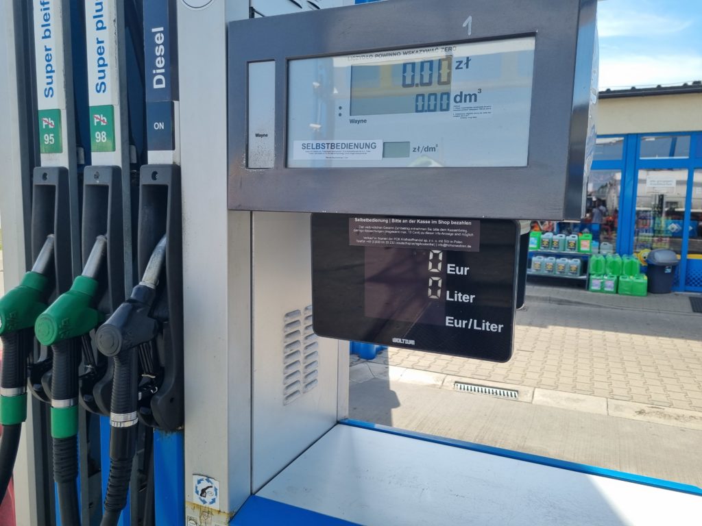 TANKSÄULEN MIT EURO UND LITER ANZEIGE​